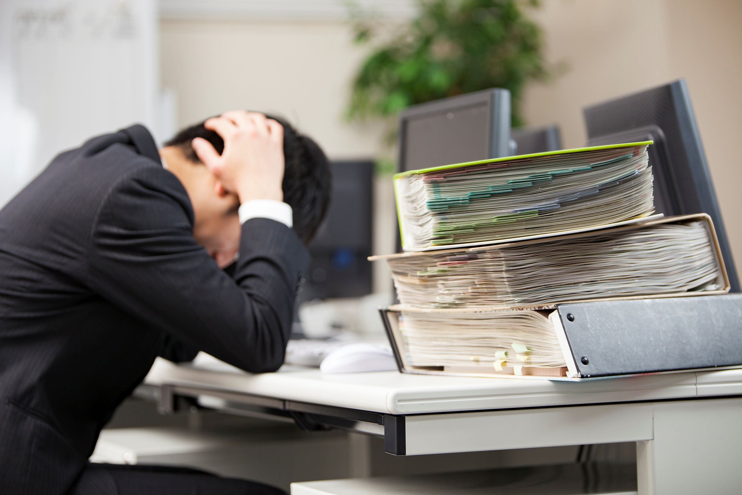 実労働時間や休みの取りやすさに満足していない理由はなんですか？