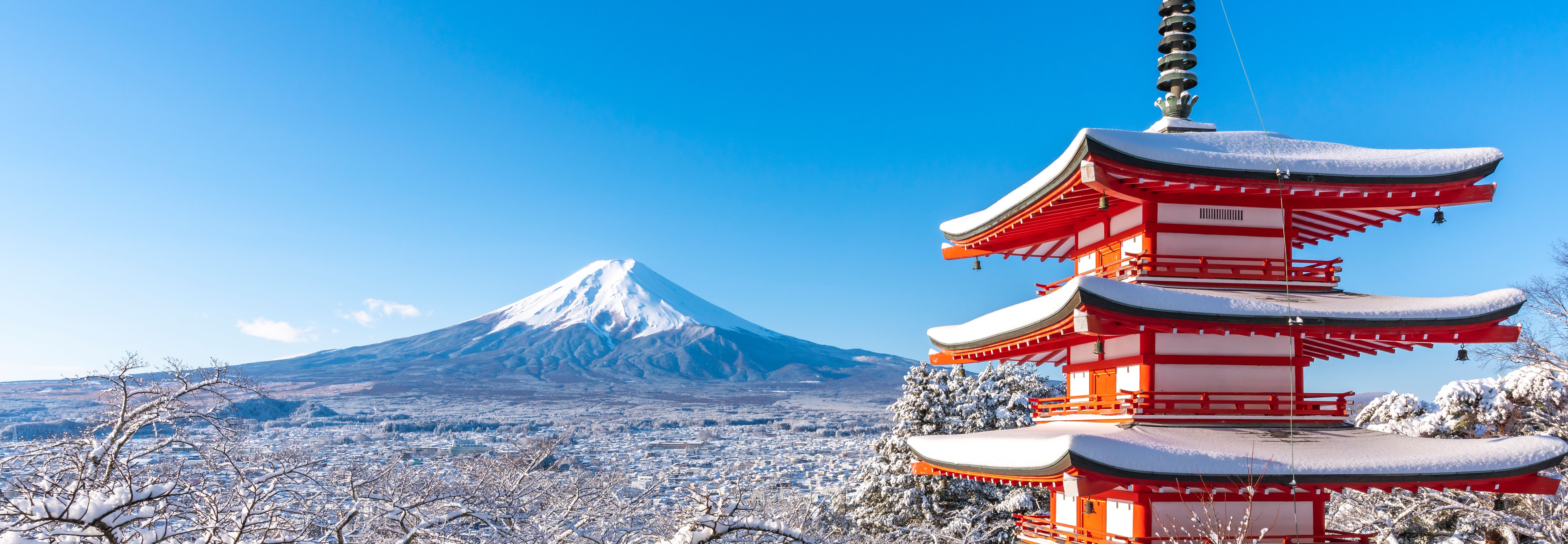 山梨県の富士山と三重塔