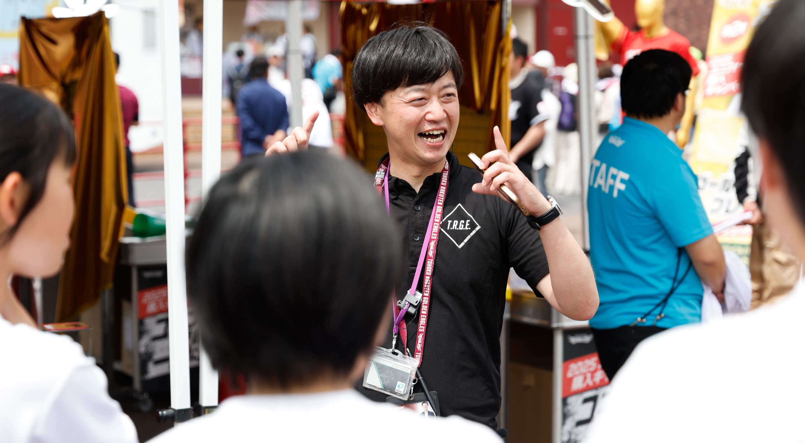 会場で説明を行う社員の画像