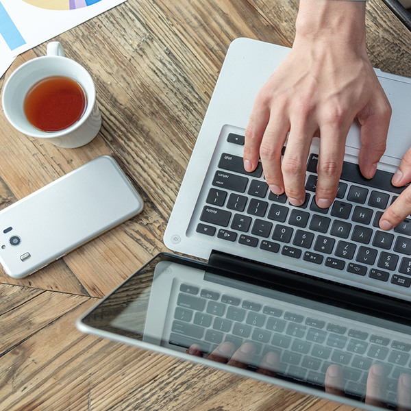 パソコンを操作する人の写真